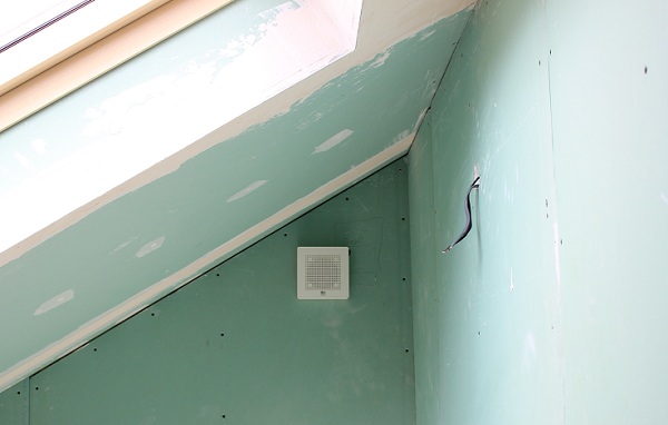 Установка бытового вентиляторы vortice в доме